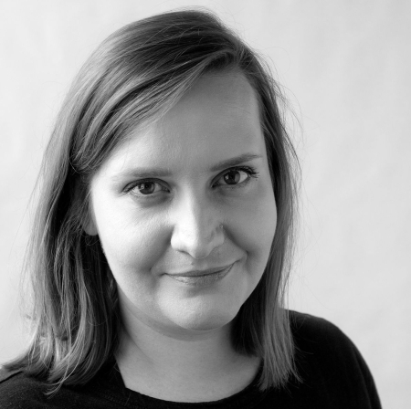 Soňa Morgenthalová im schwarz-weiß Portrait. Eine Person mit schulterlangen Haaren vor weißem Hintergrund lächelt freundlich in die Kamera.